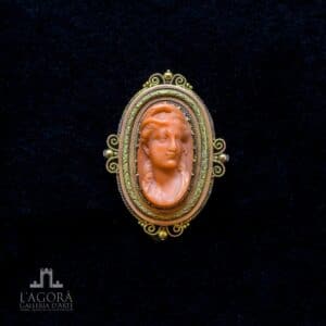 Spilla con cameo di corallo montato in oro