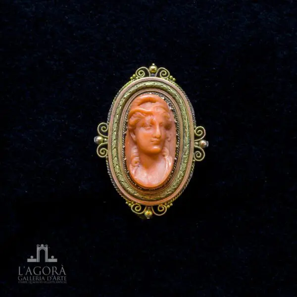Spilla con cameo di corallo montato in oro